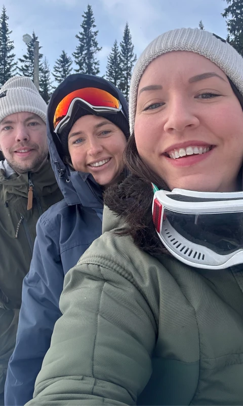 Helene, Andrea och Niklas åker hundsläde