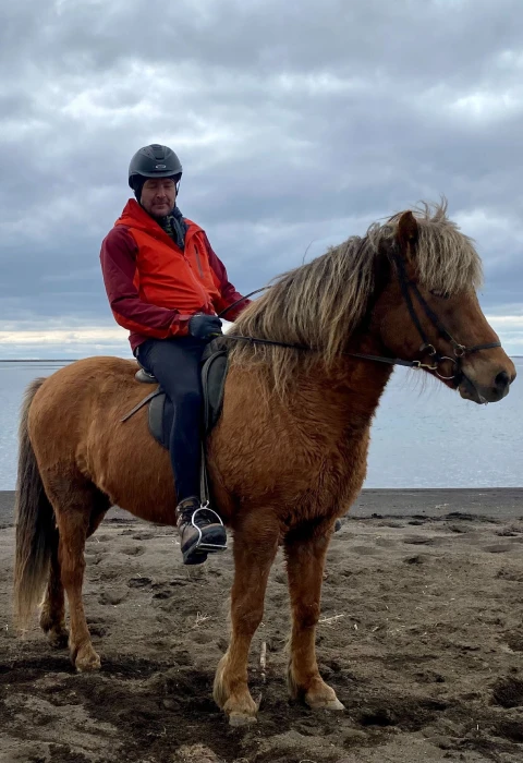 Peter rider på Island